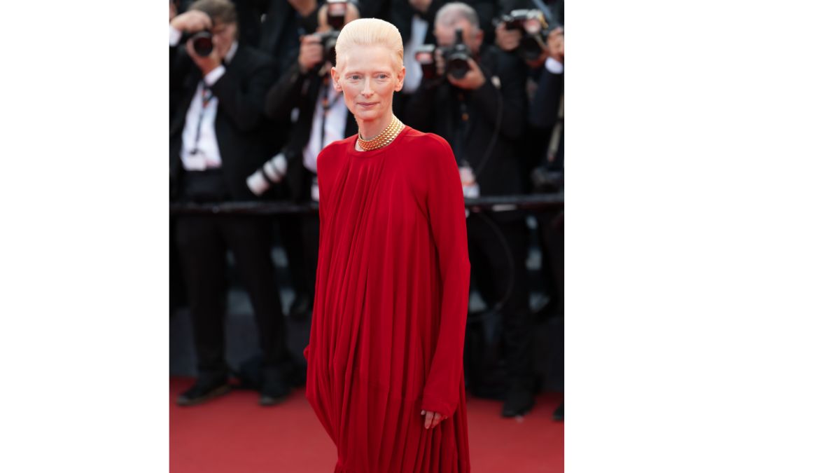 Tilda Swinton ruba (di nuovo) la scena a Cannes 2026 con un total red Look firmato Chanel