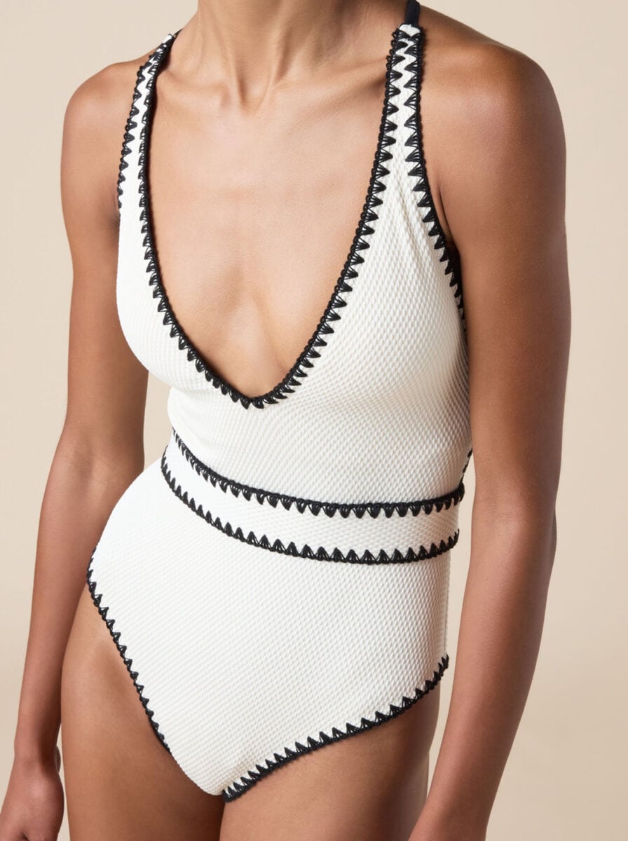 Minimal ma trendy, il costume bicolore sta conquistando tutte le It girls