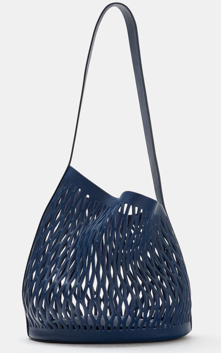 Non è Estate senza una borsa blu oltre oceano, l’accessorio che sta dettando tendenza Non è Estate senza una borsa blu oltre oceano, l’accessorio che sta dettando tendenza