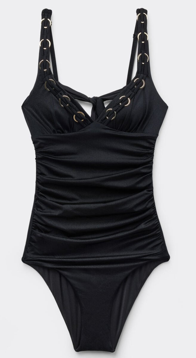 Less is more: i costumi interi total black dell’Estate 2026 per chi ama l’eleganza Less is more: i costumi interi total black dell’Estate 2026 per chi ama l’eleganza