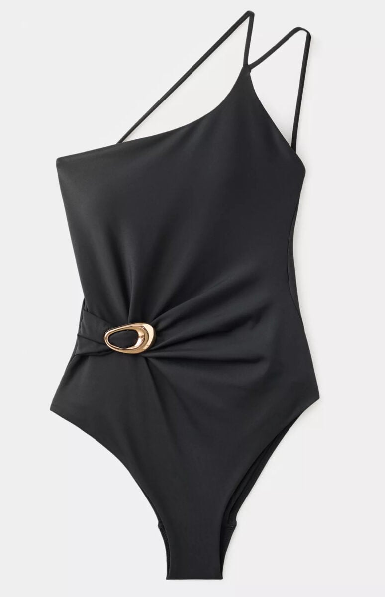 Less is more: i costumi interi total black dell’Estate 2026 per chi ama l’eleganza Less is more: i costumi interi total black dell’Estate 2026 per chi ama l’eleganza