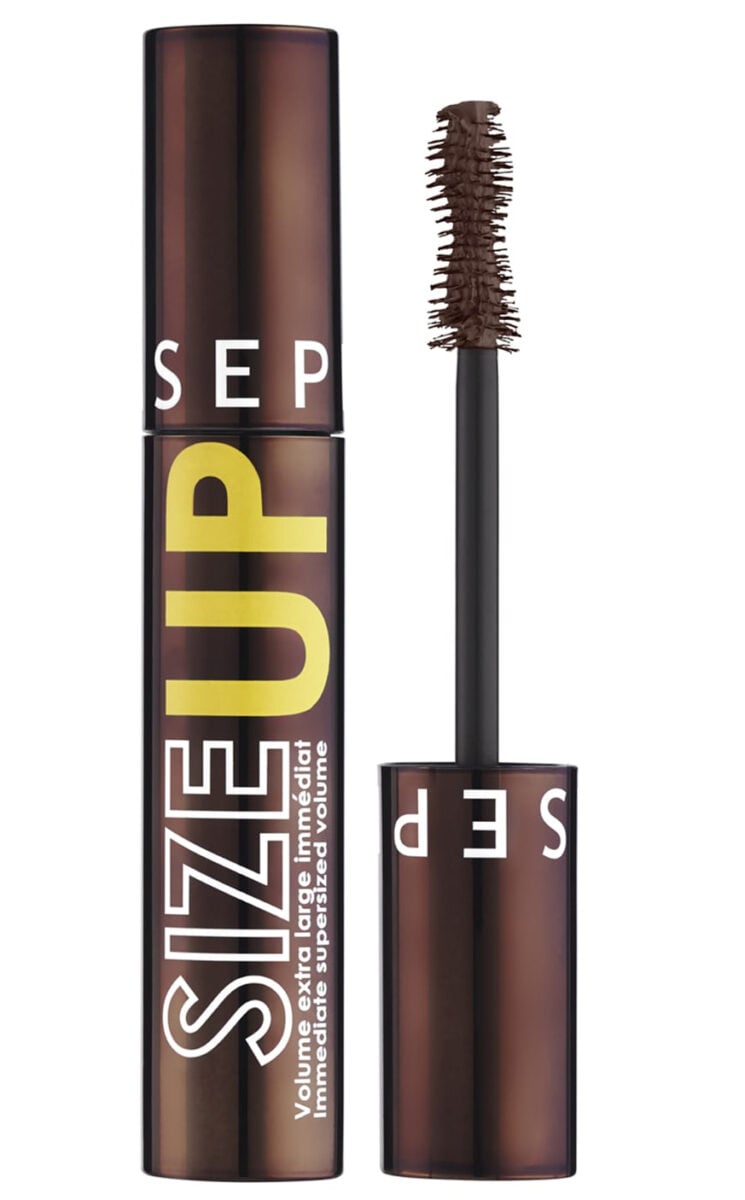 Il mascara marrone è il nuovo trend del momento, per uno sguardo deciso e femminile Il mascara marrone è il nuovo trend del momento, per uno sguardo deciso e femminile