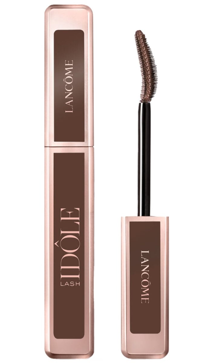 Il mascara marrone è il nuovo trend del momento, per uno sguardo deciso e femminile Il mascara marrone è il nuovo trend del momento, per uno sguardo deciso e femminile