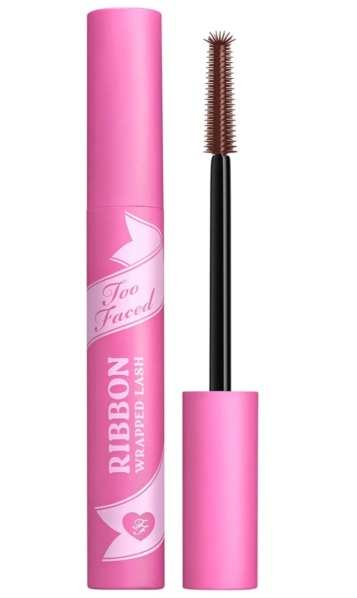 Il mascara marrone è il nuovo trend del momento, per uno sguardo deciso e femminile Il mascara marrone è il nuovo trend del momento, per uno sguardo deciso e femminile