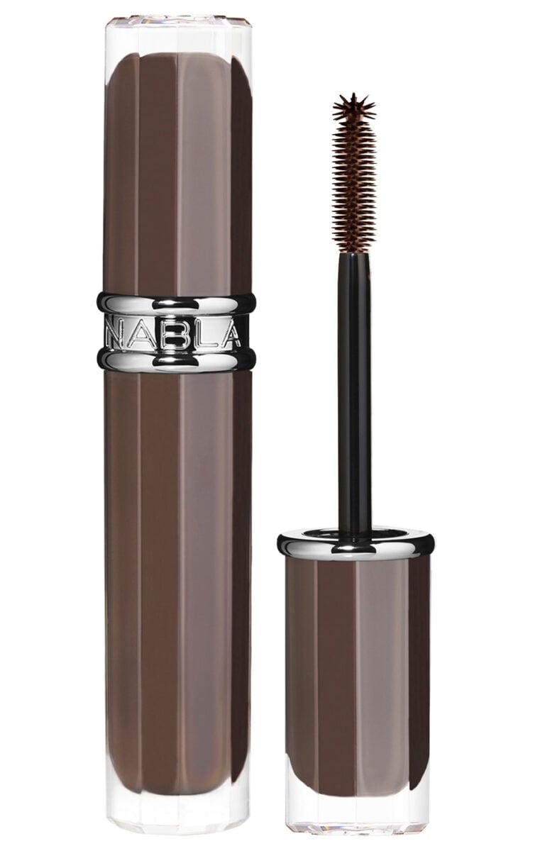 Il mascara marrone è il nuovo trend del momento, per uno sguardo deciso e femminile Il mascara marrone è il nuovo trend del momento, per uno sguardo deciso e femminile