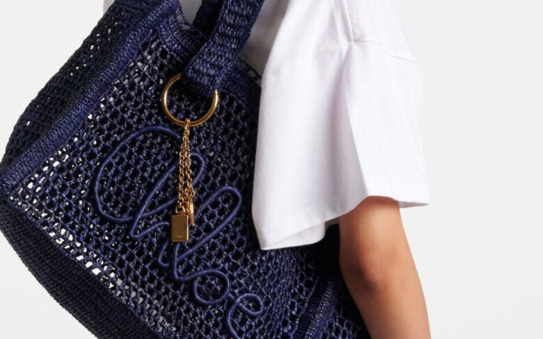 Non è Estate senza una borsa blu oltre oceano, l’accessorio che sta dettando tendenza