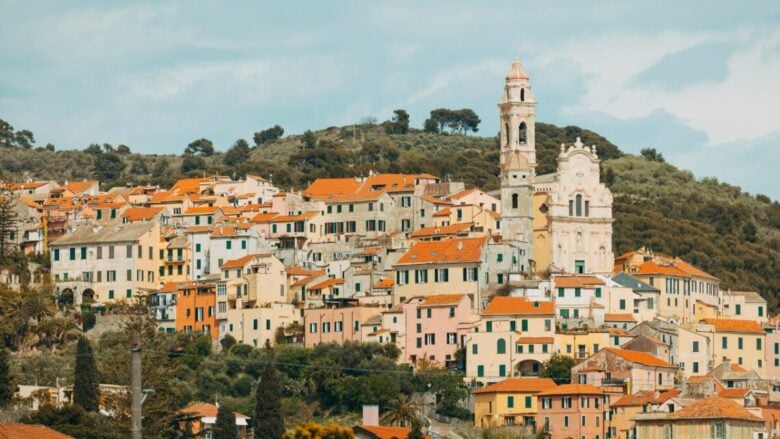 Questo piccolo Borgo Ligure affacciato sul mare sembra una splendida cartolina