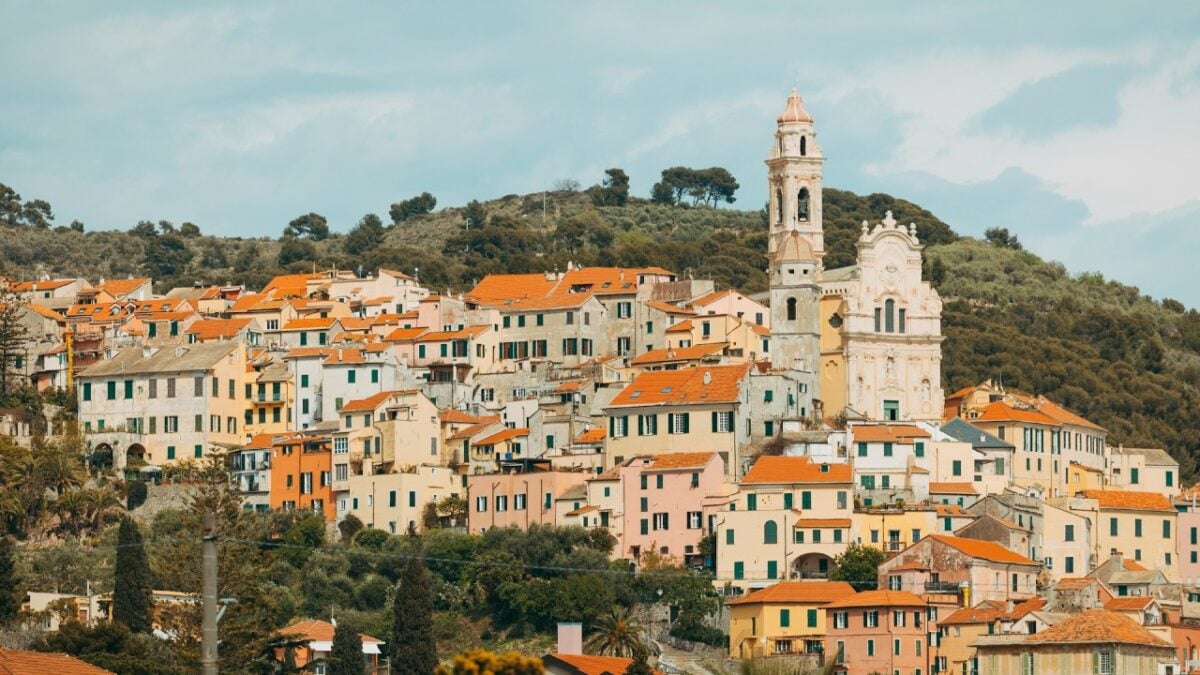 Questo piccolo Borgo Ligure affacciato sul mare sembra una splendida cartolina Questo piccolo Borgo Ligure affacciato sul mare sembra una splendida cartolina