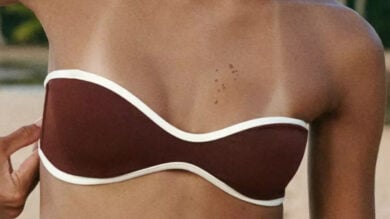 Minimal ma trendy, il costume bicolore sta conquistando tutte le It girls
