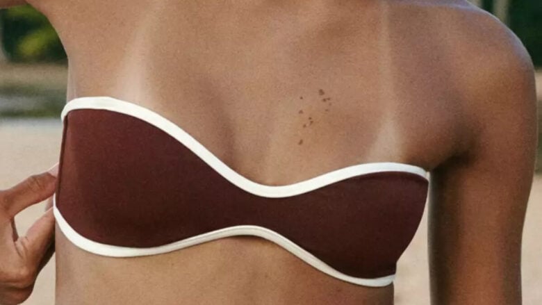 Minimal ma trendy, il costume bicolore sta conquistando tutte le It girls