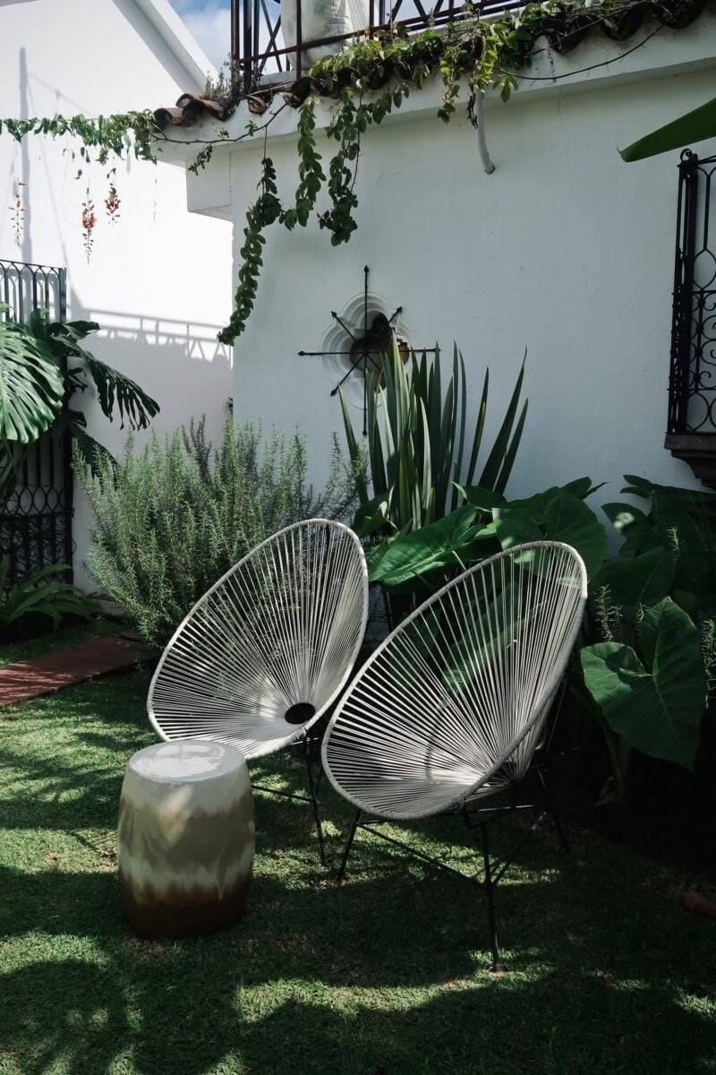 Erba sintetica sul terrazzo? Ecco come pulirla, una guida completa