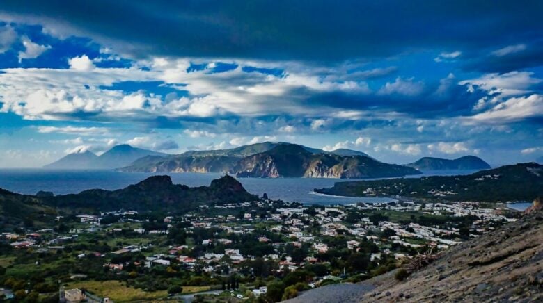 Guida alle Isole Eolie: cosa vedere, come arrivare e quale scegliere questa estate