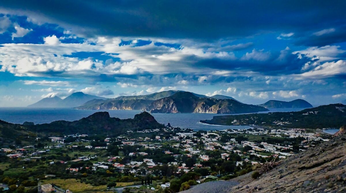Guida alle Isole Eolie: cosa vedere, come arrivare e quale scegliere questa estate Guida alle Isole Eolie: cosa vedere, come arrivare e quale scegliere questa estate