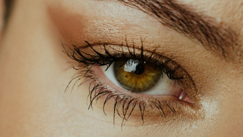 Il mascara marrone è il nuovo trend del momento, per uno sguardo deciso e femminile