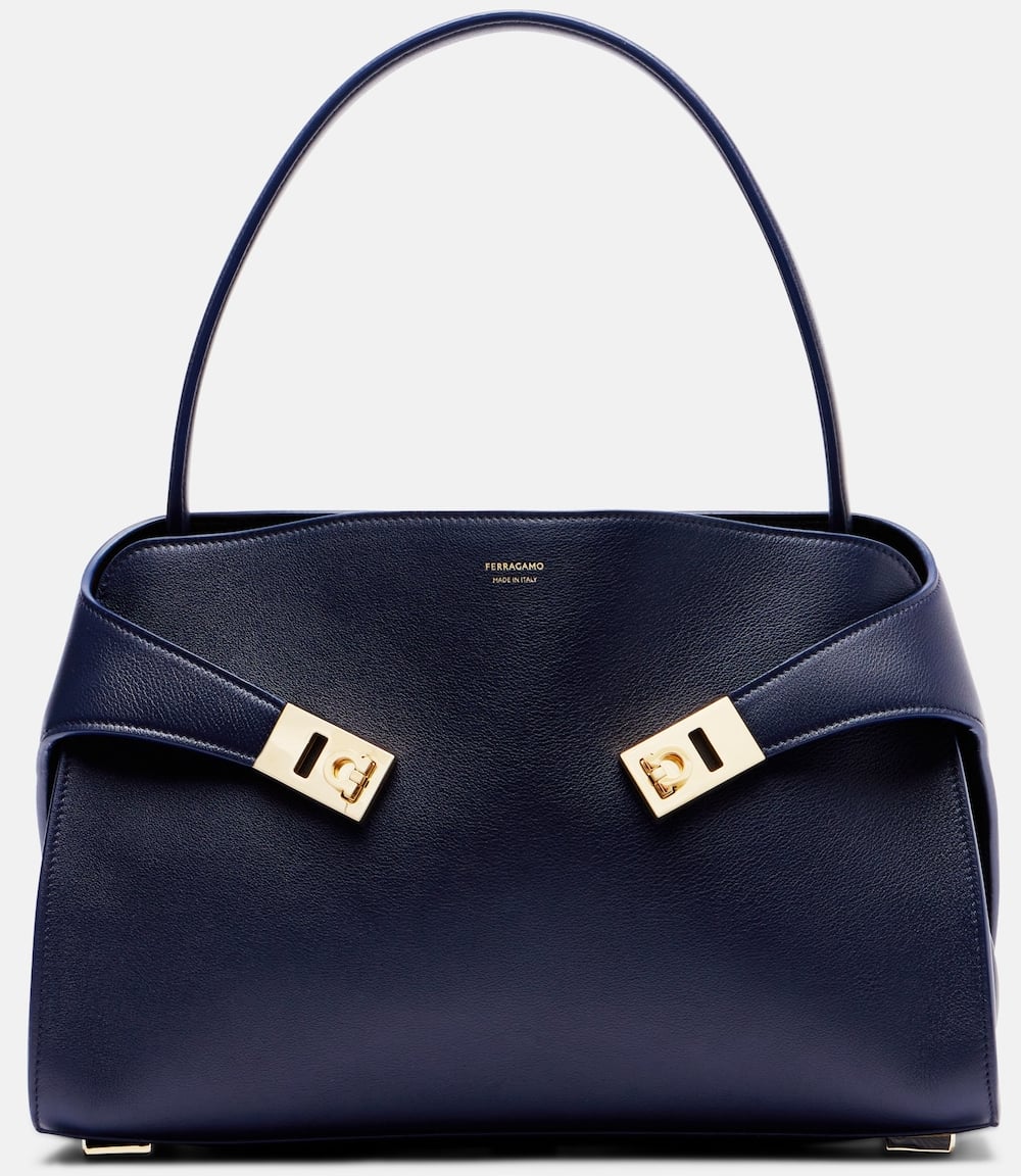 Non è Estate senza una borsa blu oltre oceano, l’accessorio che sta dettando tendenza Non è Estate senza una borsa blu oltre oceano, l’accessorio che sta dettando tendenza
