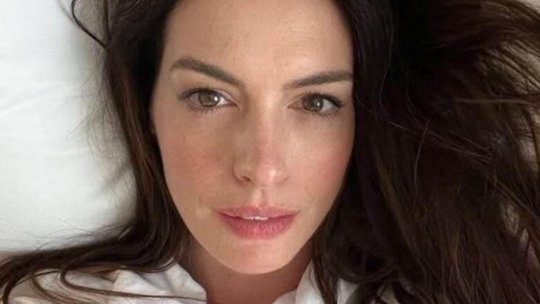 Anne Hathaway, cosa ha indossato per il lieto annuncio sui social FOTO