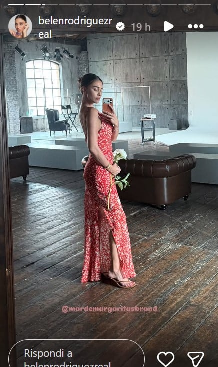 Belen Rodriguez sfoggia il floral dress must di stagione: da avere subito! Belen Rodriguez sfoggia il floral dress must di stagione: da avere subito!