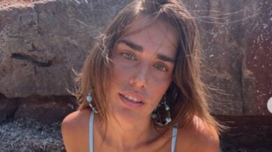 Clara sfoggia il mini dress in denim con motivo patchwork di ispirazione primi anni 2000
