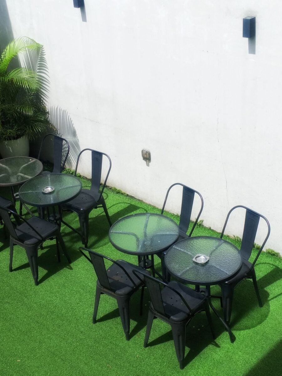 Erba sintetica sul terrazzo? Ecco come pulirla, una guida completa