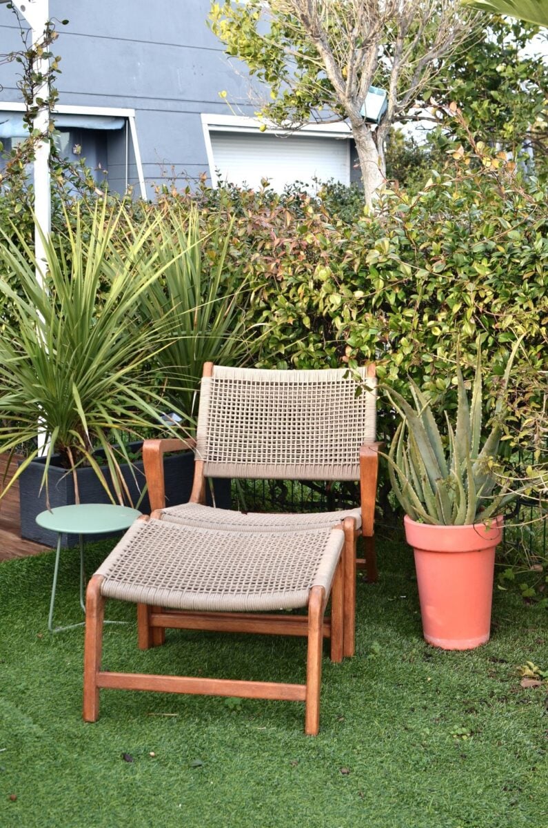 Erba sintetica sul terrazzo? Ecco come pulirla, una guida completa