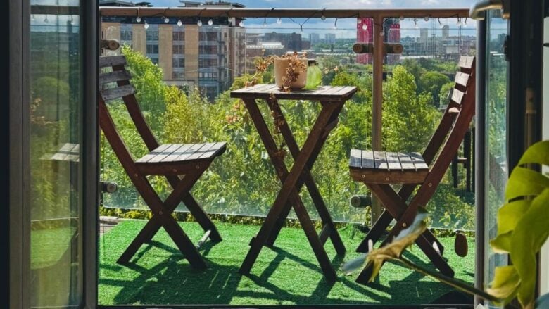 Erba sintetica sul terrazzo? Ecco come pulirla, una guida completa