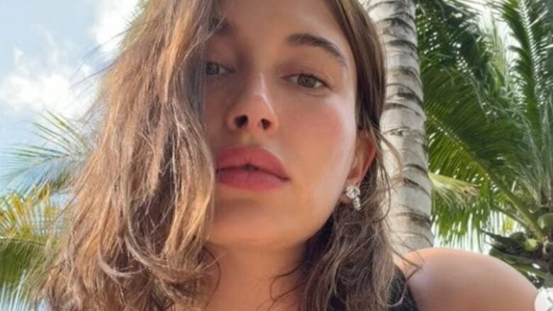 Hailey Bieber sfoggia il perfetto beach Look con il colore must dell’estate: e tu lo indosserai?