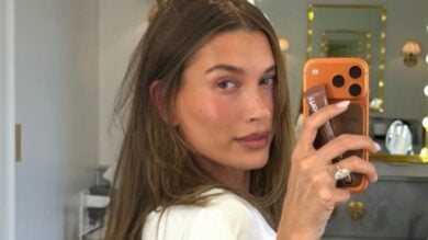 Hailey Bieber, Look iconico con il pezzo d’archivio firmato Prada FOTO