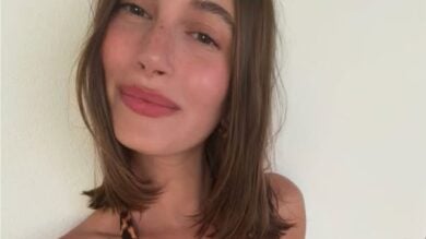 Hailey Bieber posa per la nuova campagna Everyday Cotton di Skims