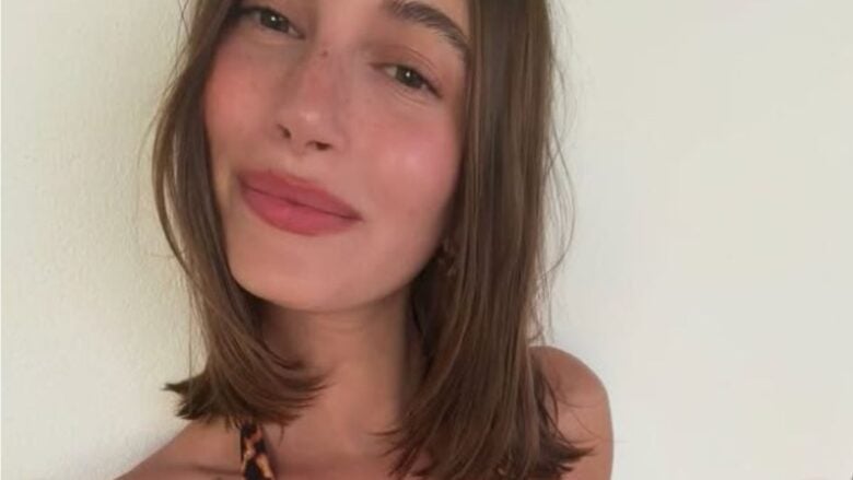 Hailey Bieber posa per la nuova campagna Everyday Cotton di Skims
