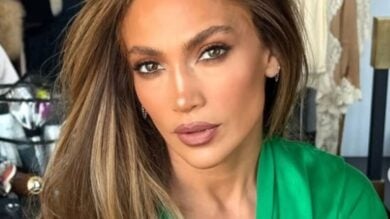 Jennifer Lopez con la gonna in raso di seta dal taglio dritto e fluido: ecco il must dell’estate 2026