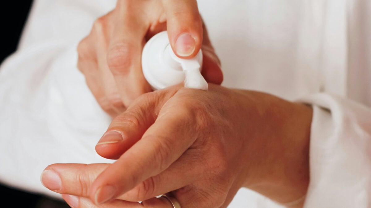 Tonici esfolianti: ecco come utilizzarli per non rovinare la pelle