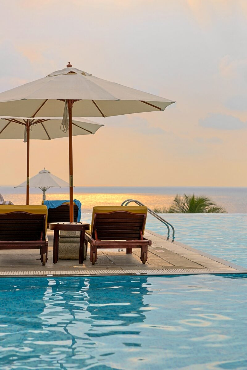Come arredare il bordo piscina: idee, piante e consigli