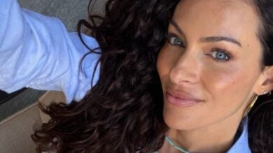 Paola Turani sfoggia i pantaloni fantasia must di stagione FOTO