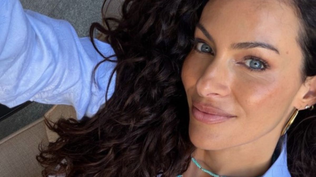 Paola Turani sfoggia i pantaloni fantasia must di stagione FOTO Paola Turani sfoggia i pantaloni fantasia must di stagione FOTO