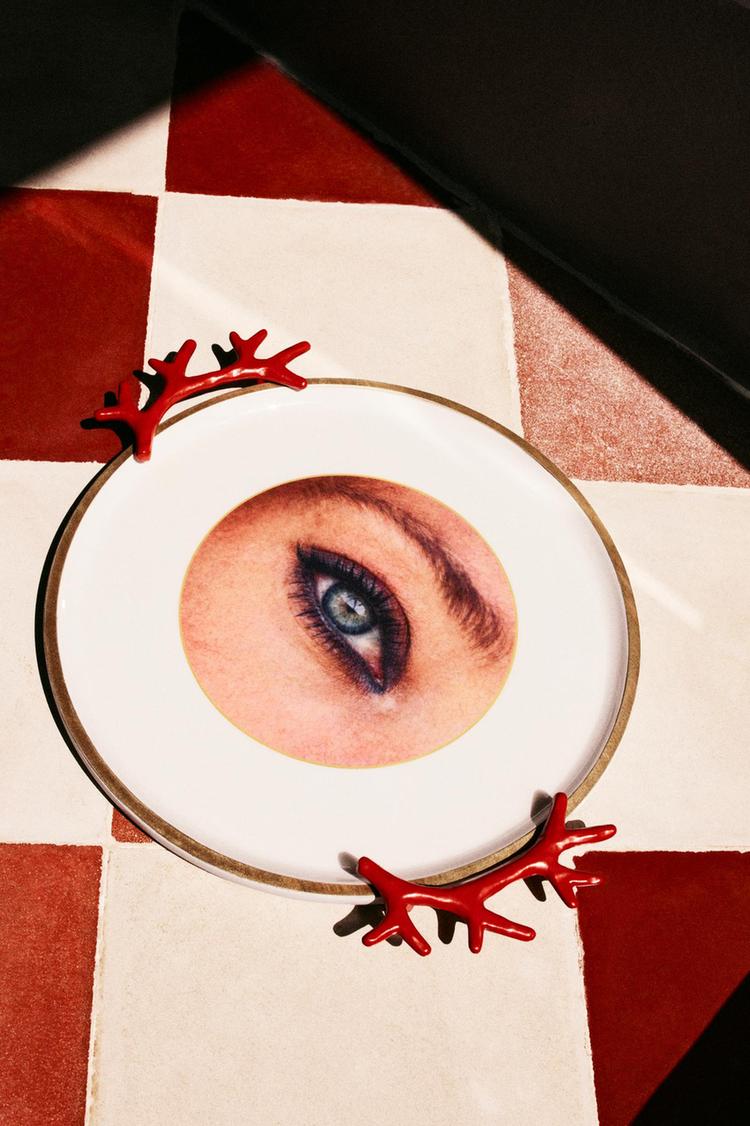Marisa Berenson firma una capsule per Zara Home: la nuova collezione è già l’oggetto del desiderio dell’estate 2026 Marisa Berenson firma una capsule per Zara Home: la nuova collezione è già l’oggetto del desiderio dell’estate 2026