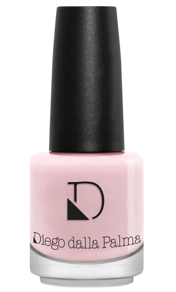 Gli smalti nude (ma non banali) per chi desidera una pedicure semplice ed elegante Gli smalti nude (ma non banali) per chi desidera una pedicure semplice ed elegante
