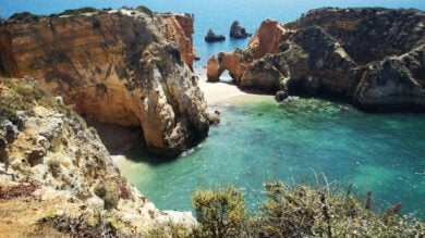 Falesie dorate e mare cristallino: sono queste le spiagge più belle dell’Algarve