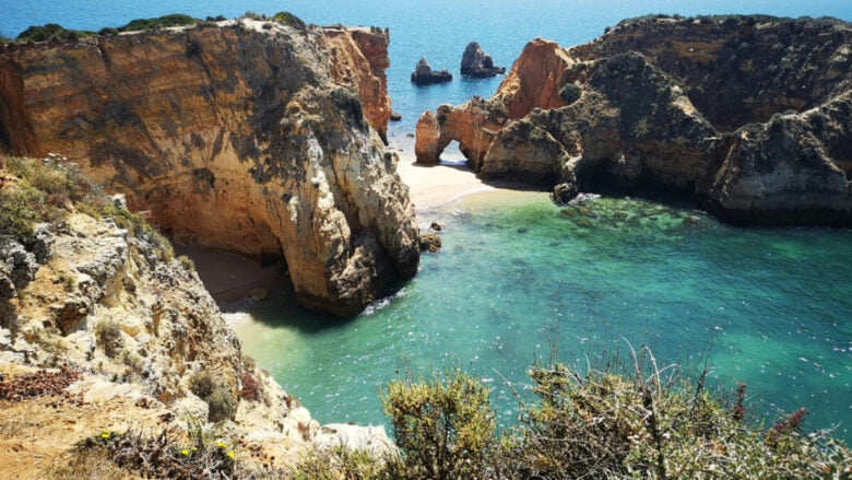 Falesie dorate e mare cristallino: sono queste le spiagge più belle dell’Algarve