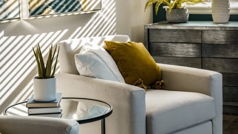 Stai per dipingere il soggiorno? I Colori delle Pareti da scegliere e quali evitare per un living elegante e luminoso