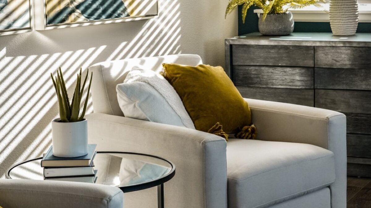 Stai per dipingere il soggiorno? I Colori delle Pareti da scegliere e quali evitare per un living elegante e luminoso Stai per dipingere il soggiorno? I Colori delle Pareti da scegliere e quali evitare per un living elegante e luminoso