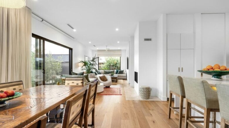 Come far sembrare i soffitti più alti: 7 trucchi di interior design che funzionano davvero