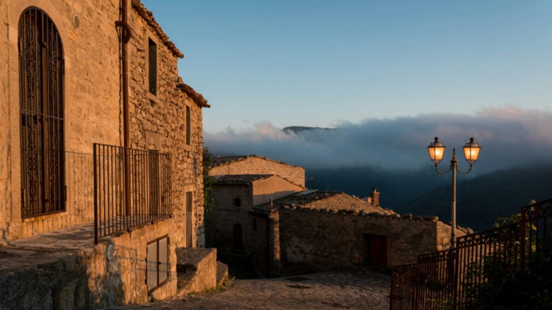 Tutto su Sperlinga, un borgo siciliano segreto dove scappare dal caldo estivo
