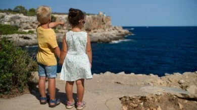 Dove andare in vacanza ad agosto con i bambini: le migliori mete in Italia tra mare, montagna e laghi