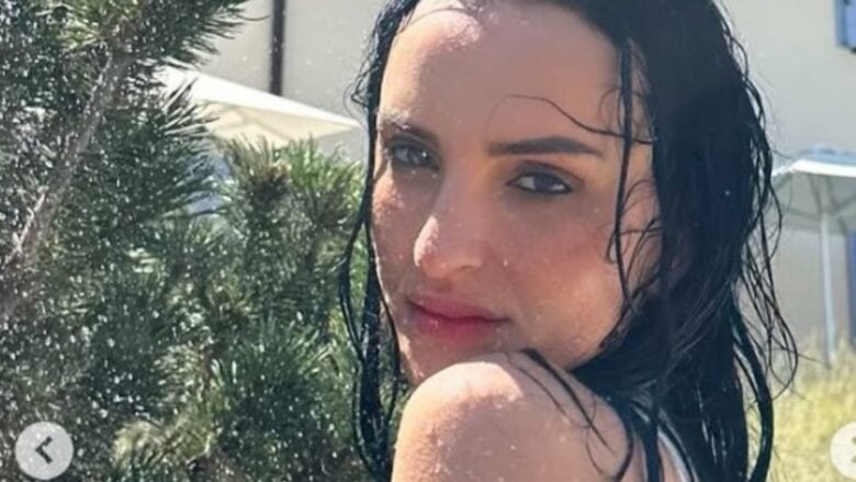 Arisa, al mare con il bikini di super tendenza: che sexy!