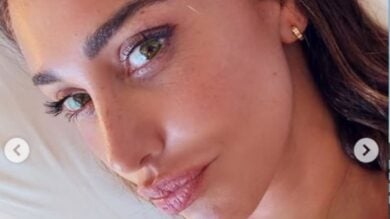 Belen Rodriguez detta ‘legge’ anche in vacanza con il bikini e il mini dress coordinato a quadretti
