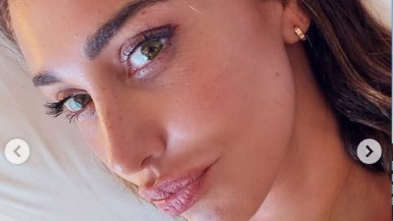 Belen Rodriguez detta ‘legge’ anche in vacanza con il bikini e il mini dress coordinato a quadretti