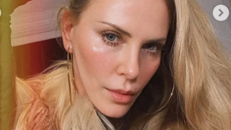Charlize Theron, a Parigi per il film Odissea con il trend del ‘no-pants’ FOTO