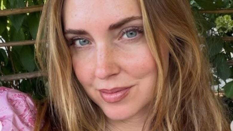 Chiara Ferragni sfoggia la borsa perfetta per l’estate che costa meno di 500 euro!