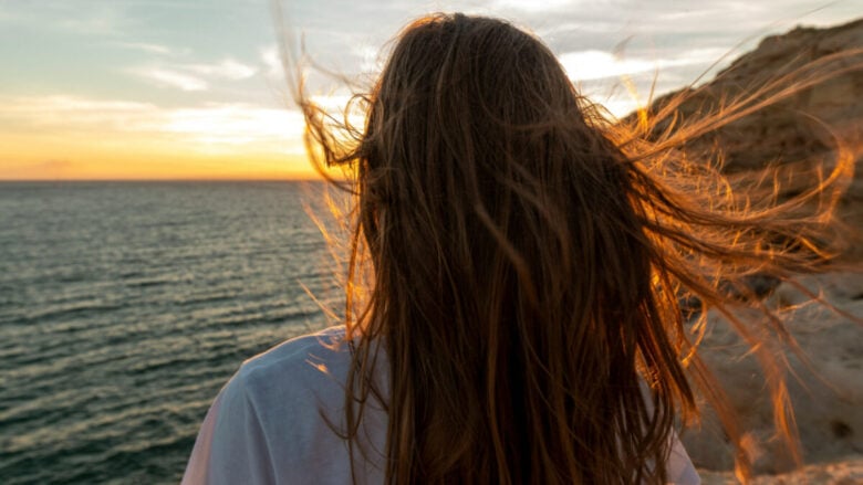 5 Consigli per proteggere i capelli al mare, a prova di chioma al top