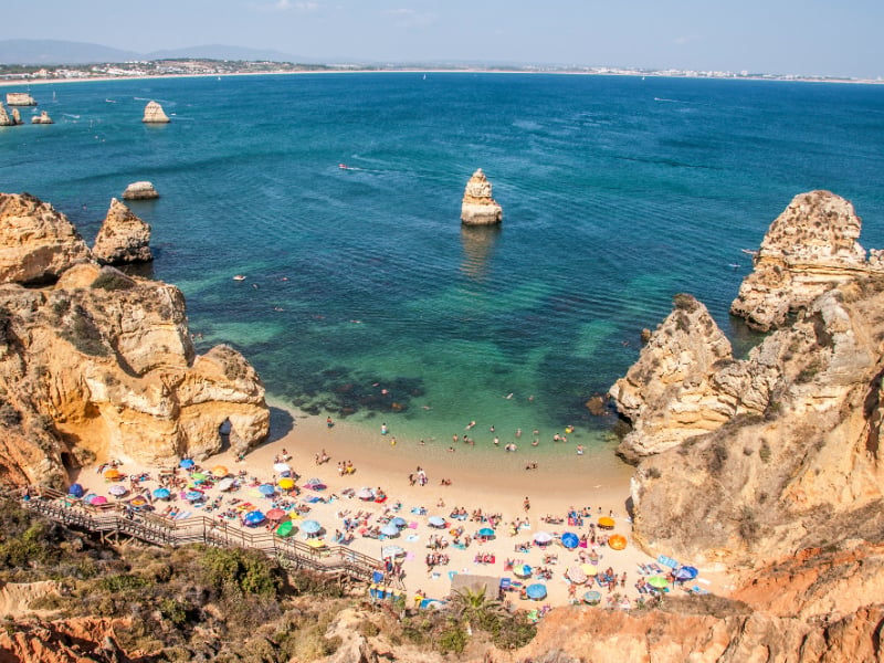 Falesie dorate e mare cristallino: sono queste le spiagge più belle dell’Algarve Falesie dorate e mare cristallino: sono queste le spiagge più belle dell’Algarve